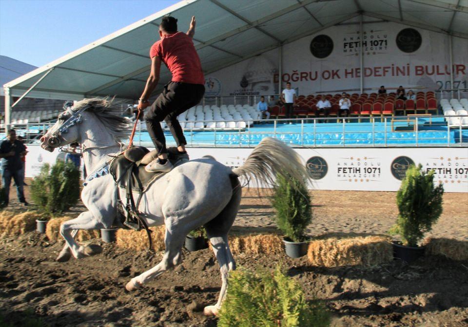 <p><strong> "Türk halkı büyük bir diriliş yaşıyor"</strong></p>
<p>Türkiye Geleneksel Spor Dalları Federasyonu Atlı Okçuluk Asbaşkanı Levent Talha Suluoğlu, AA muhabirine yaptığı açıklamada, ecdadın bin yıl önce yaktığı ateşi körüklemek için Malazgirt'e geldiklerini söyledi.</p>