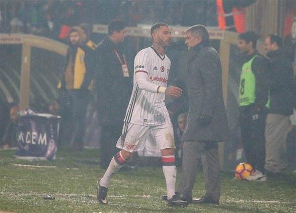 <p>Şenol Güneş ise oyuncunun tepkisine aldırış etmedi ve oyuna konsantre oldu.</p>
