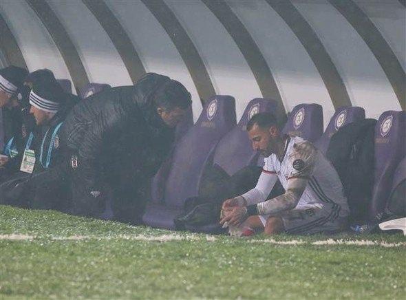 <p>Portekizli oyuncu sinirli bir şekilde doğrudan yedek kulübesine oturdu.</p>
