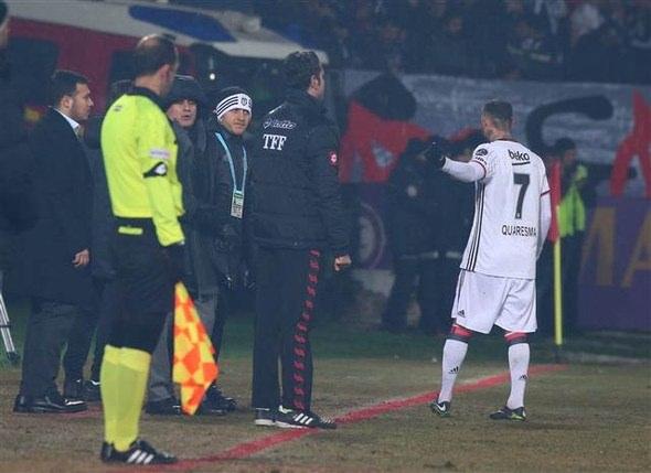<p>Öte yandan maçın 42. dakikasında sarı kart gören Quaresma ile Şenol Güneş arasında kısa bir diyalog geçti.</p>