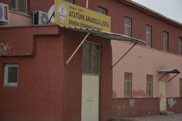 <p>Cizre Atatürk Anadolu Lisesi ile yanındaki öğrenci yurdu binasında da kurşun izleri tespit edildi. Okulun dış kapısının da teröristlerce sökülerek, barikat olarak kullanıldığı belirlendi.</p>

<p> </p>
