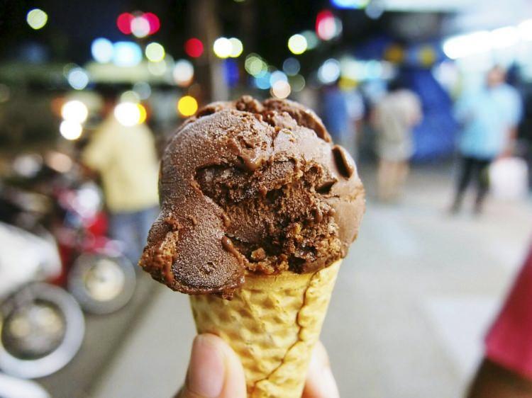 <p>Dondurmayı doğru tüketmenin yolu ise gerçek sütten yapılan, şeker ve yağ içeriği yüksek olmayanları tercih etmek ve porsiyon kontrolünü yapmaktan geçer. </p>
