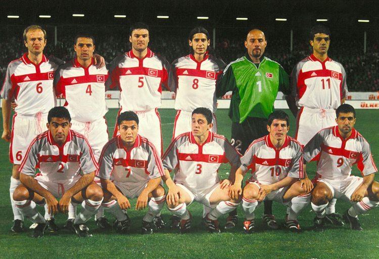 <p>MİLLİ TAKIM 2001<br />
<br />
</p>
<p>Soldan sağa</p>
<p><strong>Ayaktakiler:</strong> Abdullah Ercan (Fenerbahçe), Fatih Akyel (Galatasaray), Alpay Özalan (Aston Villa), Ümit Davala (Galatasaray), Ömer Çatkıç (Gaziantepspor), Hasan Özer (Gaziantepspor).</p>
<p><strong>Oturanlar:</strong> Ümit Özat (Bursaspor), Yıldıray Baştürk (Bochum), Nihat Kahveci (Beşiktaş), Emre Belözoğlu (Galatasaray), Oktay Derelioğlu (Trabzonspor).</p>