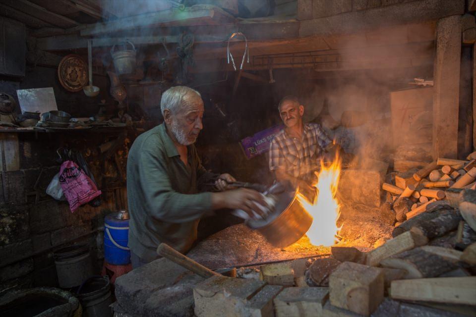 <p>Mardin-Şanlıurfa karayolunda yolculuğa devam eden turistler, Viranşehir ilçesine gelmeden "sabır timsali" olarak nitelendirilen Eyyüp Peygamber'in makamını ziyaret ediyor. </p>

<p> </p>
