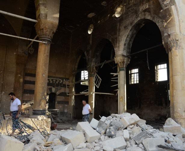 <p>Suriye ordusuna ait savaş u&ccedil;akları ile tankların Halep'te muhaliflerin denetiminde olan mahallelerine y&ouml;nelik saldırıları sebebiyle, kentteki camilerin b&uuml;y&uuml;k b&ouml;l&uuml;m&uuml; ağır hasar g&ouml;r&uuml;rken, saldırılar sebebiyle ezanlar da okunamıyor.</p>
