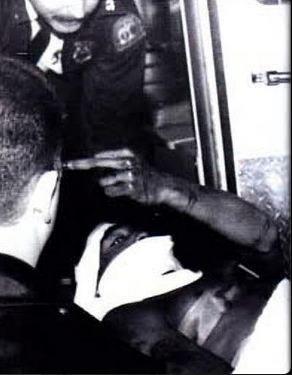 <p>Tupac, silahla vurulduktan sonra onu çeken fotoğrafçılara hareket çekiyor</p>
<p> </p>
