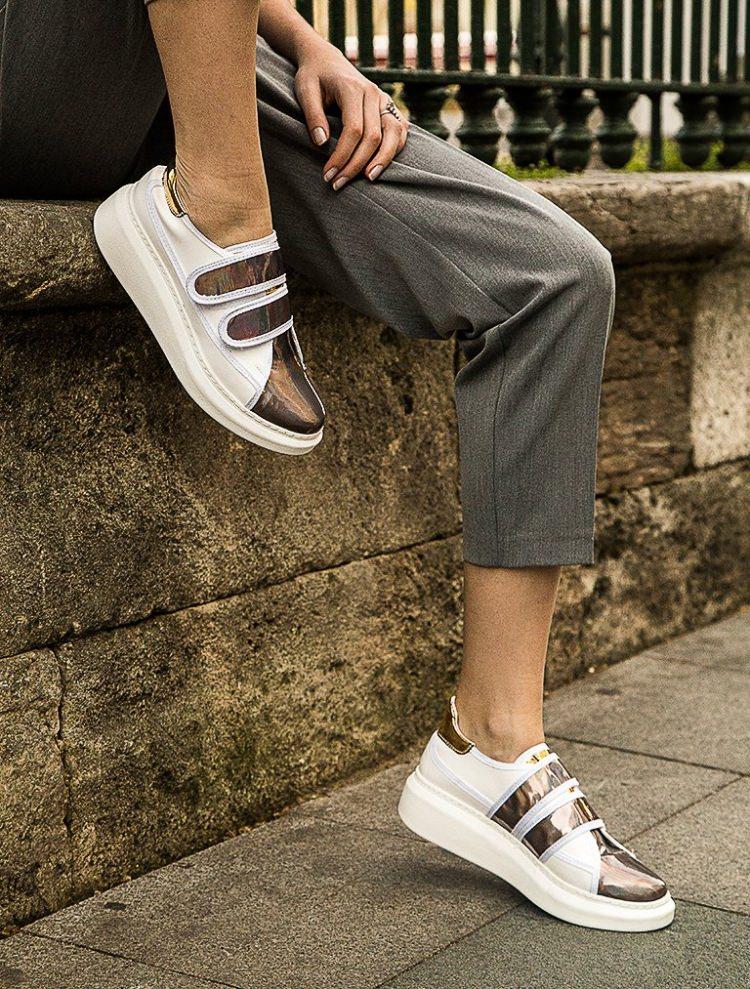 <p>İşte modasi hiç geçmeyen beyaz spor ayakkabı modelleri...</p>

