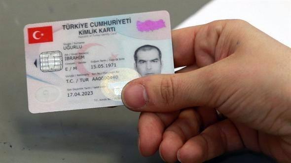 <p>15 yaşını tamamlamayanların başvurularını kimler yapar? <br />
<br />
Biyometrik verisi alınmayacak çocukların kimlik kartları; ana, baba ya da vasileri, bunların bulunmaması hâlinde büyük ana, büyük baba veya ergin kardeşleri ya da çocukları yanlarında bulunduranlar veya vekâletname ibraz eden kişiler tarafından teslim alınır. Evlilik birliğinin mahkeme kararı ile son bulması hâlinde çocukların kimlik kartı veli, vasi veya Kanunun 17 nci maddesinde bildirimle yükümlü kılınan kişilere teslim edilir.</p>
