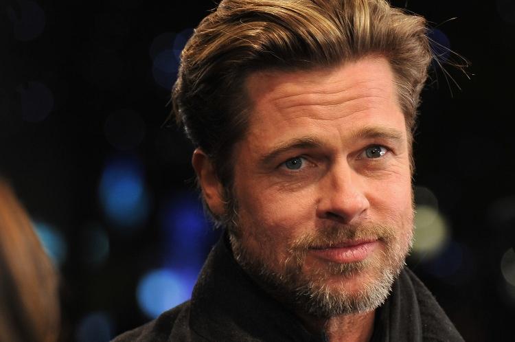 <p>Heykel çalışmaları ile ilgilenen Brad Pitt, atölye önünde görüntülendi. </p>

