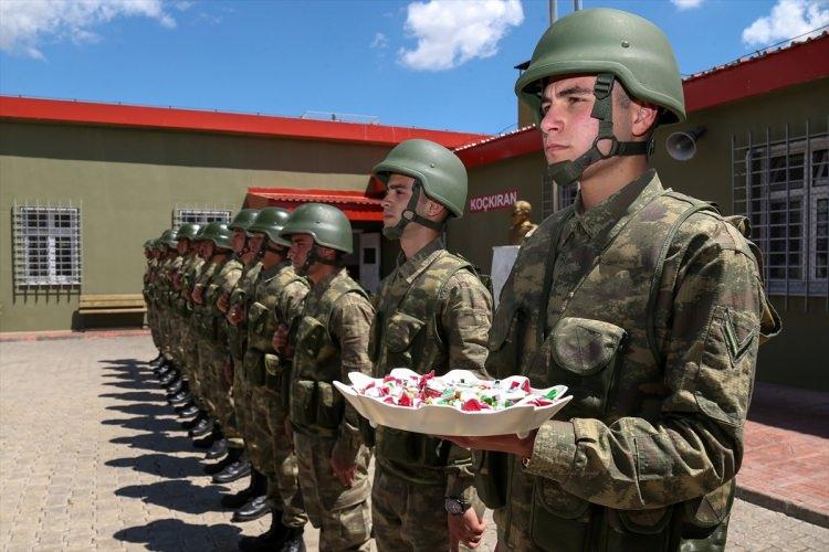 <p>Karakoldaki askerlerin bayramını kutlayan Demir'in anne ve babası, oğullarına anne baba şefkati gösteren komutanlarına teşekkür etti.</p>
<p> </p>