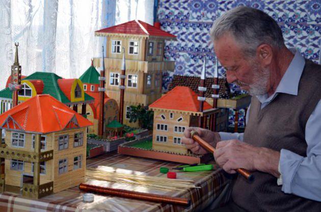 K&uuml;&ccedil;&uuml;k yaşlardan beri inşaatlarda, duvar ustası olarak &ccedil;alıştığını ve ilkokul mezunu olduğunu anlatan Aş&ccedil;ı, "Maket merakım, &ccedil;ok sonra başladı. Maketlere baktım, herkes yapıyor, 'ben yapamaz mıyım' dedim, yaptım. G&uuml;zel de bir uğraş oldu. Gidip kahve k&ouml;şelerinde dedikodu yapmıyorum, kağıt oynamıyorum, boş durmuyorum, bir şeyler yapıyorum" diye konuştu.