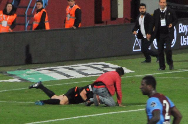 <p>Başka maç olsaydı da sahaya atlardım. O kale direklerinin o hale gelmesinden sonra her şey kolaydı. Belki futbol düzelir diye atladım.</p>
<p> </p>