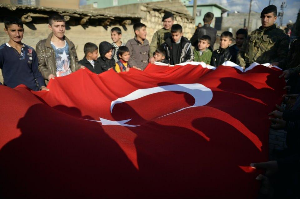 <div>Maçın ardından askerler çocuklarla Türk bayrağı önünde hatıra fotoğrafı çektirdi.</div>
<div> </div>