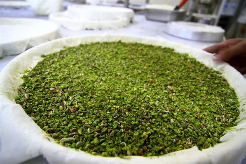 <p>Kurban Bayramı'na son iki gün kala gece gündüz demeden baklava ürettiklerini ifade eden Şirvan, "Türkiye'nin bir çok kentlerinde bulunan müşterilerimizden gelen yoğun baklava siparişlerini yetiştirmeye çalışıyoruz. </p>