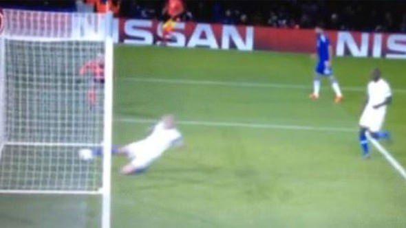 <p>CHELSEA-PORTO MAÇINDA DA DOĞRU KARAR<br />
<br />
Barış Şimşek, 9 Aralık 2015'te Chelsea'nin Porto'yu 2-0 mağlup ettiği maçta da Portolu futbolcu Ivan Marcano'nun uzaklaştırmak istediği topun kale çizgisini geçtiğini tespit ettive orta hakem Cüneyt Çakır'ı uyararak gol kararı verdirdi.</p>