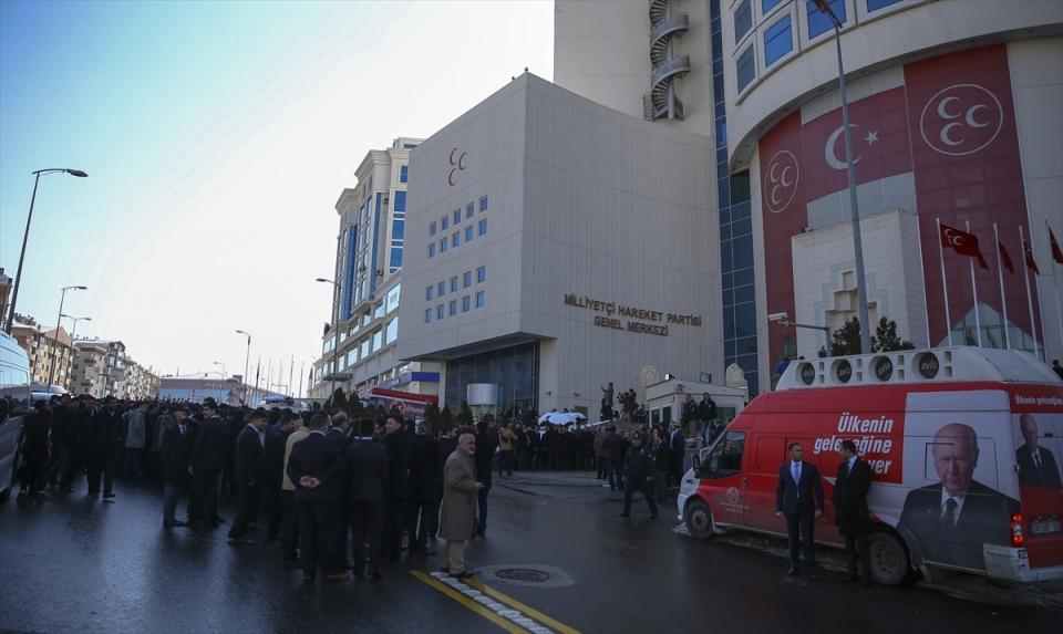 <p>Kocaeli'nin Gebze İlçesi'nde özel bir hastanede kalp ameliyatı olan MHP Genel Başkanı Devlet Bahçeli, yaklaşık bir aylık tedavi sürecinin ardından MHP Genel Merkezi'ne geldi.</p>
