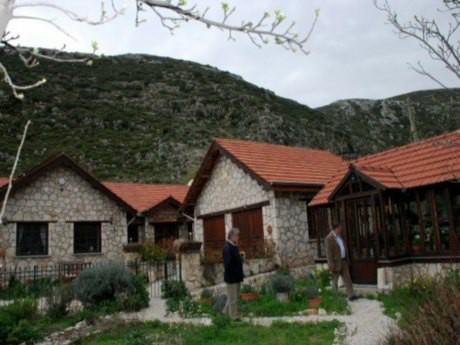 <p>Köyde lüks olan hiçbir şey yok ama gerçek bir kaçış deneyimi yaşamak ve yerel halkın yüzyıllardır değişmeyen günlük yaşamlarına tanık olmak isterseniz, doğru adrestesiniz. Bezirgan′da konaklanacak tek yer Erol ve eşi Pauline′′in birlikte işlettiği Owlsland isimli çiftlik evi. Bu evin orijinalliğini koruyan odalarında güzel bir uyku çek,p Pauline′′in hazırladığı kahvaltıyı yedikten sonra gününüzü yürüyüş veya güzel bir kitap okuyarak ya da kiralık arabanızla çıkacağınız kısa bir yolculuktan sonra ulaştığınız Kaputaş Plajı′nda güneşlenerek geçirebilirsiniz. Biraz hareket isterseniz Kalkan′′a da gidebilirsiniz.</p>