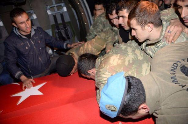 <p>Şırnak'ta terör örgütü PKK'ya yönelik operasyonda şehit olman Jandarma Üsteğmen Rahim Çelik ve Astsubay Serdal Uyanık, memleketlerine uğurlandı.</p>

<p> </p>
