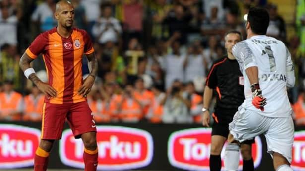 <p>Melo'nun penaltı atışında topu auta atması sonrasında Volkan Demirel sevinç gösterisinde bulunurken iki futbolcunun çarpışması sonucu sinirler gerildi. Kısa süreli itişmenin ardından takım arkadaşları iki oyuncuyu da sakinleştirdi.</p>
<p> </p>