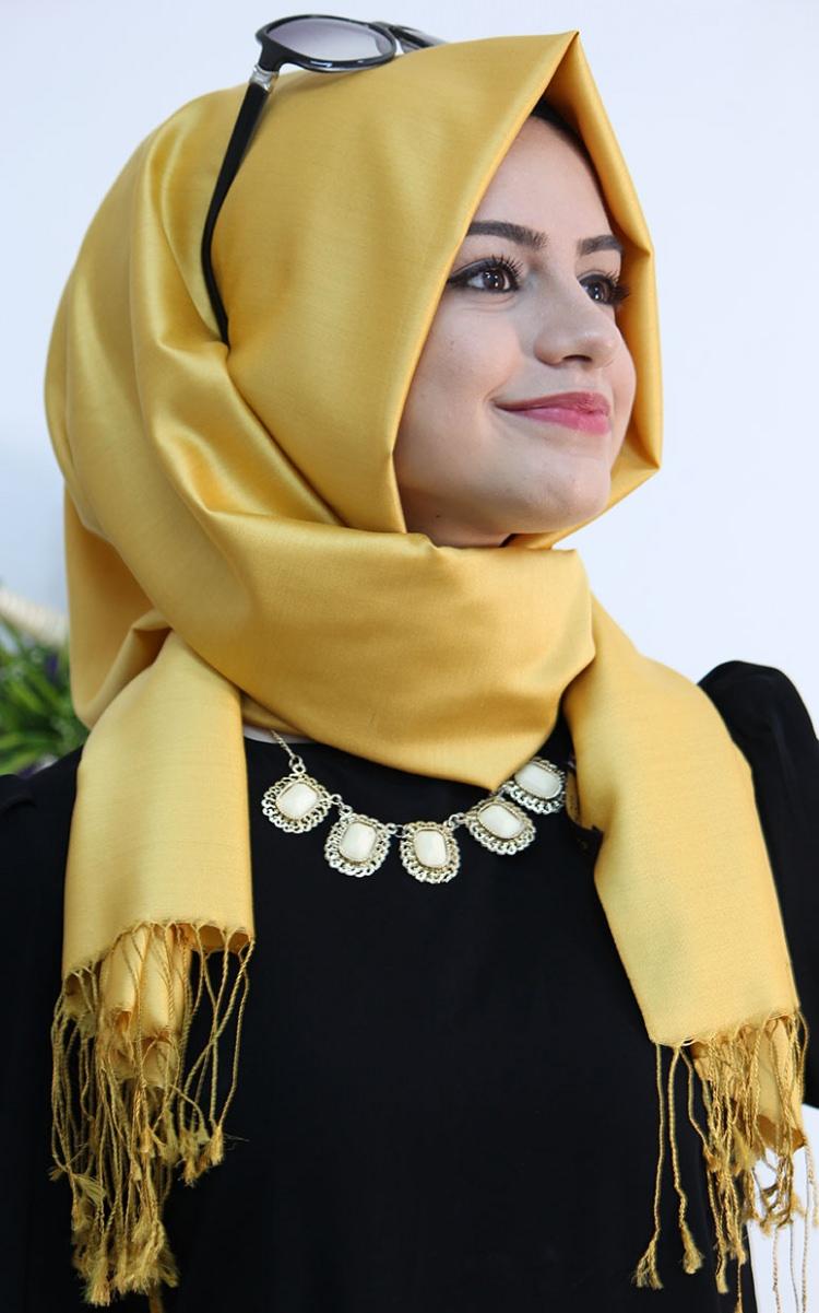 <p><strong>Kumaş olarak ipek şalları tavsiye etmiyoruz.</strong> <strong>Kalın ve tok duran kumaşları şallarda tercih etmelisiniz.</strong> İpek şallar kaygan olduğundan kafanızda<strong> sürekli kayacaktır</strong> ve bu da sizi huzursuz edebilir.</p>
