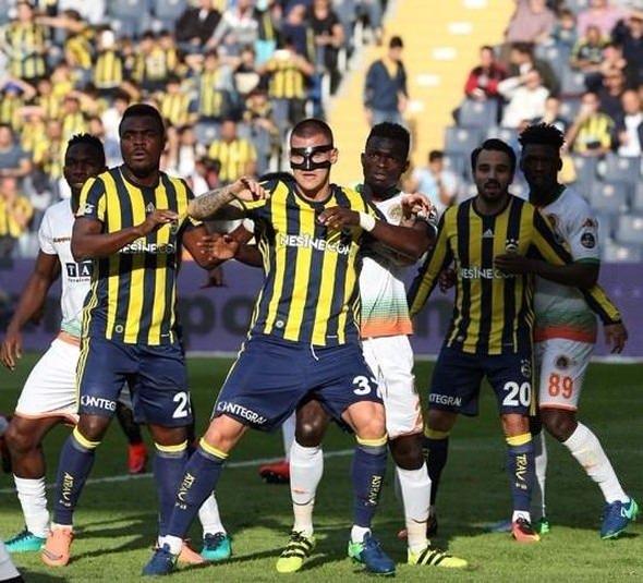 <p><strong>SINAVI GEÇTİ</strong><br />
<br />
Hem Mehmet Topal hem Ozan olmazsa formatlar değişebilir. Fenerbahçe'nin 9 oyuncusu belliydi. Aatif transfer listesindeydi. Son 2 haftadır formayı aldı. Sınavı geçtiğini düşünüyorum. Derbide oynarsa sürpriz sayılmaz. Önemli özellikleri var.</p>