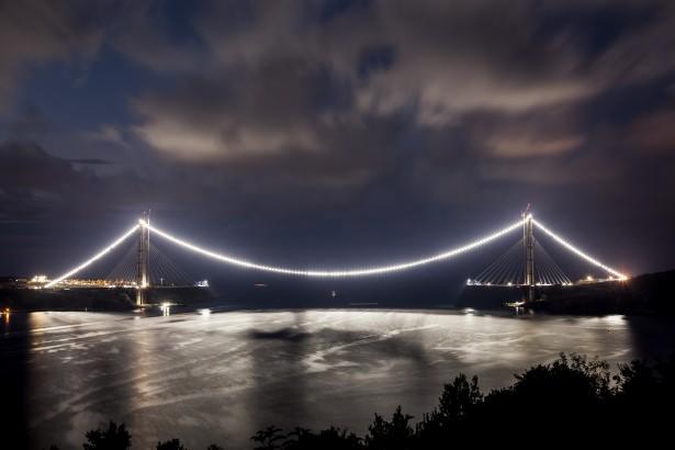 <p>Avrupa yakasında Garipçe köyündeki kulenin yüksekliği 322, Anadolu yakasında Poyraz köy kesimindeki kulenin yüksekliği ise 318 metre.</p>
<p> </p>