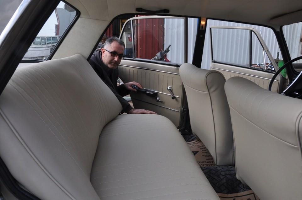 <p>1976 model Murat 124 marka otomobilim çok kötü haldeydi. İnternet üzerinden Murat 124 tutkunlarıyla iletişim kurarak, orijinal parçaları buldum. Yaklaşık bir yıllık çalışma sonucunda ortalama 25 bin lira harcayarak arabamı yepyeni hale getirdim. İlk göz ağrım aracımı modifiye ederek yepyeni hale getirdim, bununla Karadeniz turuna çıkacağım." diye konuştu.</p>