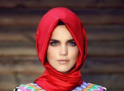 <p>Tuğçe Kazaz: Namaz da kılıyorum, oruç da tutuyorum. Artık her geçen gün daha da huzurluyum. İslamiyet'i doğru bulmadığım için reddetmiş değilim. Sadece kaynaşamamıştım. Öğrenmeye başladıkça İslamiyet'le yeniden bütünleştim. Göstermelik değil, samimi ve gerçek bir dönüşüm yaşıyorum. O dönemler sokakta karşılaştığım insanlardan çok sert tepkilerde aldığım oldu. Ama hiç birine diyecek lafım yok.</p>