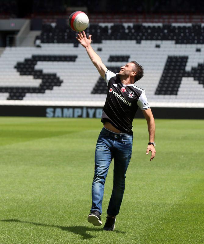 <p>Beşiktaş, bana resmi teklifini ben milli takımdayken yaptı ve ben de düşünmek için süre istedim, yurt dışından da teklifler vardı. Sonuç olarak bugün burada bu imzayı attım" ifadelerini kullandı.</p>
