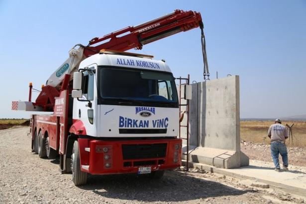 <p> Bloklar, sınır boyunca 8 kilometre döşenecek ve duvar kısa sürede tamamlanacak.</p>
