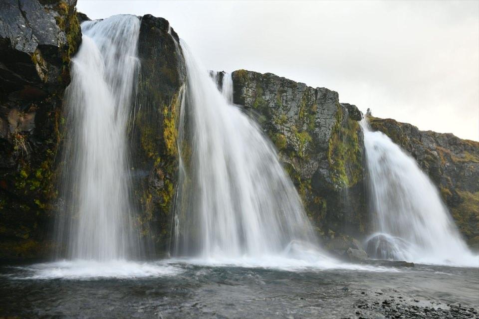 <p>Atlas Okyanusu'nun kuzeyinde volkanik bir ada &uuml;zerinde kurulan &uuml;lkenin y&uuml;z&ouml;l&ccedil;&uuml;m&uuml; 103 bin kilometrekare, n&uuml;fusu ise 320 bin kişi.&nbsp;</p>
