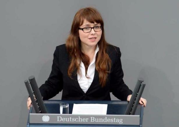 <p>ALMAN HRİSTİYAN DEMOKRAT PARTİ (CDU) MİLLETVEKİLİ CEMİLE YUSUF</p>
<p>Hıristiyan Demokratların ilk Müslüman vekili olan Yusuf Batı Trakya kökenli. Seçim bölgesi Hagen’de doğrudan aday olan Yusuf aynı zamanda eyalet listesindeydi. 2012’den bu yana CDU Kuzey Ren Vestfalya Yönetim Kurulu üyesi olan Yusuf 1978 doğumlu. Almanya’nın Leverkusen kentinde doğan Yusuf, Bonn’daki Rheinische Friedrich-Wilhelms Üniveristesi’nde siyaset bilimi eğitimi aldı. 2008’de Kuzey Ren Vestfalya eyaleti Uyum Bakanlığı’nda çalışmaya başlayan Yusuf ayrıca, CDU Kuzey Ren Vestfalya Alman Türk Forumu’nun başkan yardımcısı.</p>