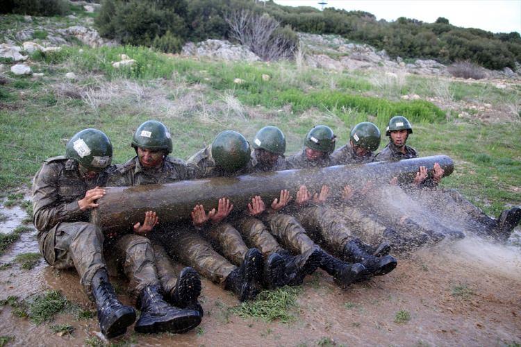 <p>Tatbikat, kursiyerlerin uçarbirlik harekatıyla düşman topraklarının derinliklerindeki bir bölgeye helikopterle indirilmesiyle başladı. </p>
