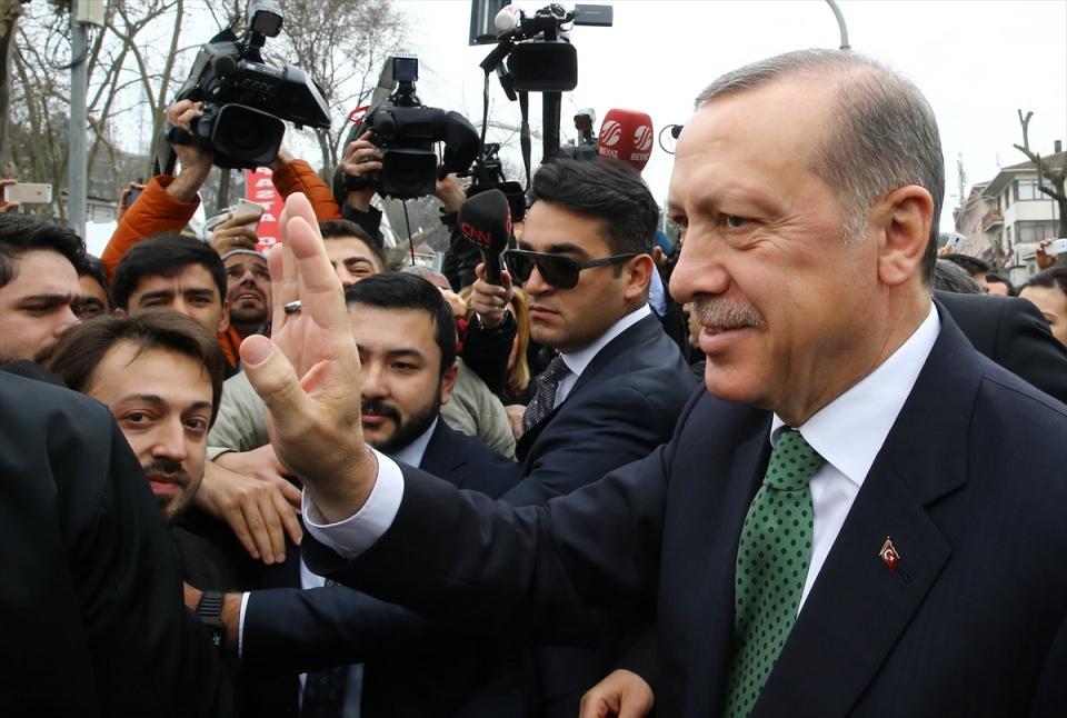 <p>Cumhurbaşkanı Recep Tayyip Erdoğan'ın Kısıklı'daki konutunun önünde toplanan vatandaşlar, doğum günü dolayısıyla kendisine sevgi gösterisinde bulundu.</p>