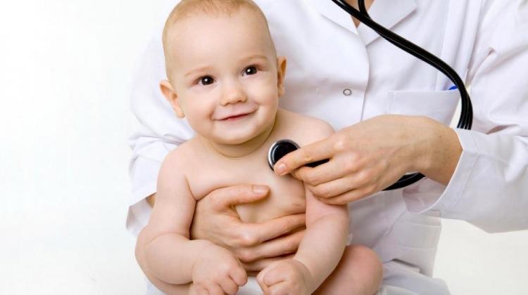 <p>1. Uzun bir yolculuğa çıkmadan önce uzun süre doktor kontrolü yapılmamışsa çocuğunuzu bir hekime götürün.. </p>
