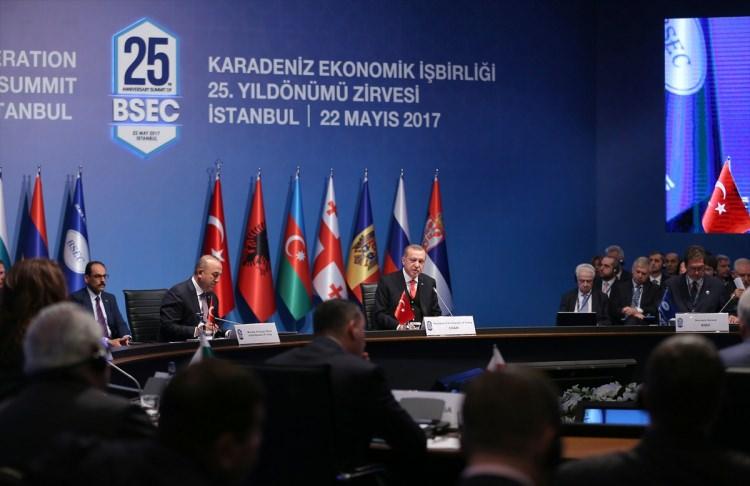 <p>Karadeniz Ekonomik İşbirliği Teşkilatı 25. Kuruluş Yıldönümü Zirvesi oturumuna başkanlık eden Cumhurbaşkanı Erdoğan, Ermeni temsilcinin konuşmasını eleştirdi.</p>

<p> </p>

