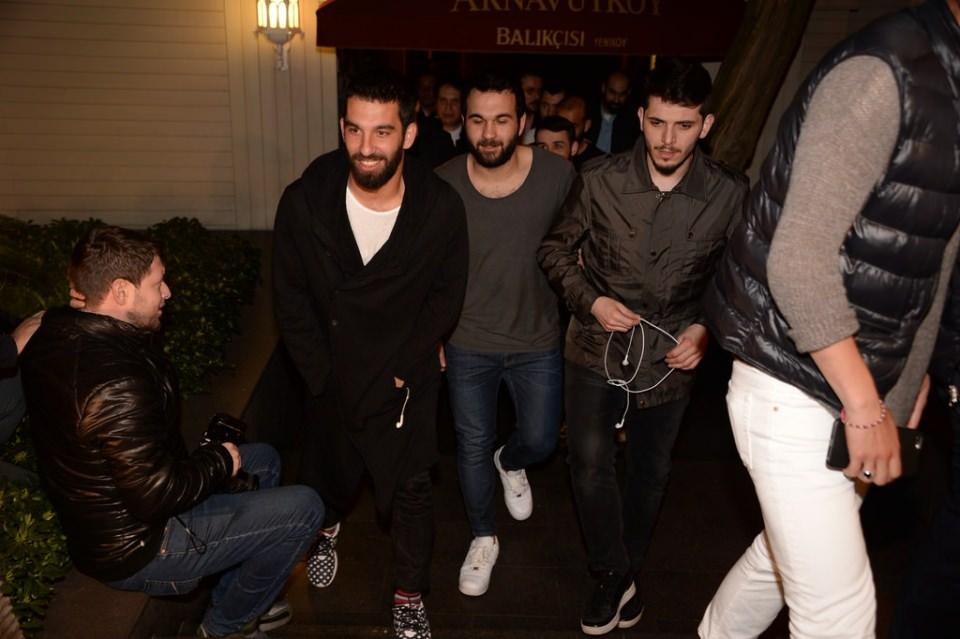 <p>Arda Turan, kardeşi Okan'ın doğum günü için tüm dostlarını Arnavutköy Balıkçısı'nda topladı.</p>