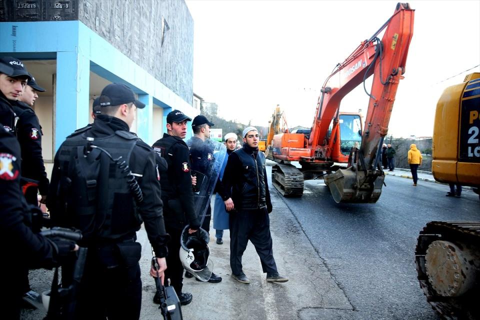 <p>Beykoz'da, bir derneğe ait kaçak olduğu belirtilen yapıların yıkılması için çalışma başlatıldı.</p>
