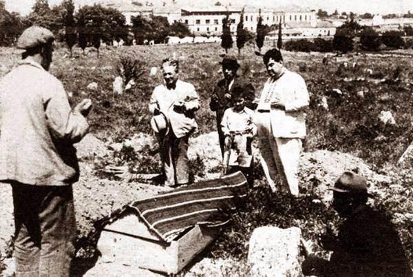 <p>24 Temmuz 1941’de hayatını kaybeden tiyatro oyuncusu Afife Jale’nin cenazesi Bakırköy’de defnediliyor</p>

<p> </p>
