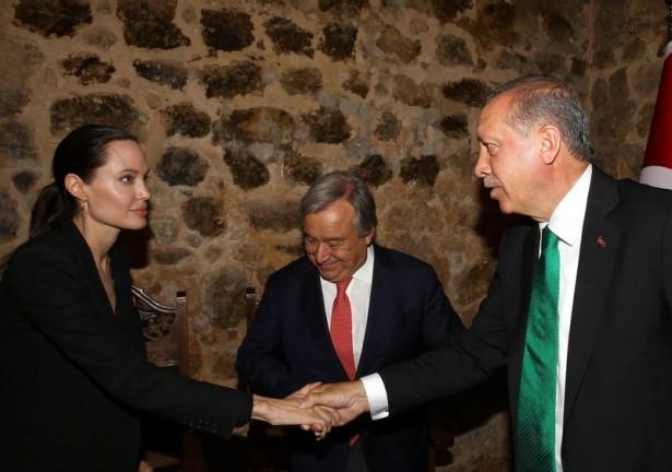 <p> Cumhurbaşkanı Recep Tayyip Erdoğan, Kasr-ı Nehroz Oteli'nde BM Mülteciler Yüksek Komiseri Antonio Guterres ve BM Mülteciler Yüksek Komiserliği Özel Temsilcisi Angelina Jolie'yi kabul etti. </p>
