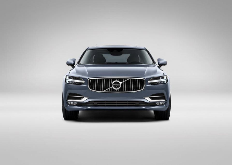 <p>İç tasarımıyla da kendisine hayran bırakan Volvo'nun yeni amiral gemisi, geniş dokunmatik ekranıyla birçok ihtiyacı yerine getirebiliyor ve bulut tabanlı uygulama servisi Sensus Connect desteğiyle direkt olarak araç içerisinde Yelp, Wikipedia ve Pandora gibi uygulamaların kullanılmasına imkan tanıyabiliyor.</p>
<p> </p>