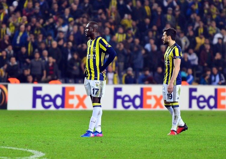 <p>Fenerbahçe'nin 2019'a kadar 128 milyon Euro'luk borcu eritmesi için transfer giderlerini kısması gerek… Ya da futbolcu maliyetlerini yani maaşlarını düşürmesi gerek. Sponsorluk, stat, sermaye artırımı, ürün satışı gibi birçok kalemde gelirlerini artırması lazım.</p>
