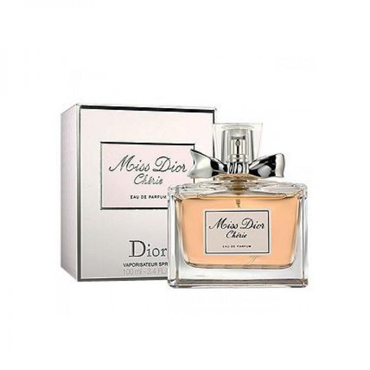 <p><strong>Miss Dior Cherie EDP</strong></p>

<p><strong>Tepe noktası</strong>: Bergamot, portakal, mandalina</p>

<p><strong>Kalp noktası:</strong> Yasemin, gül</p>

<p><strong>Dip noktası:</strong> Vetiver, silhat, sandal ağacı</p>

<p>384 TL (50 ml)</p>
