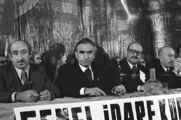 <p> Alparslan Türkeş (sol 2) MHP Genel Kurul Toplantısı'nda Ali Fuat Eyüboğlu (solda), Gün Sazak (sağ 2) ve İhsan Karaçam (sağda) ile görülüyor. </p>
