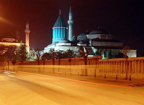<p>Konya'yı tanımaya, Mevlana Müzesi ziyaret edilerek başlanabilir. Mevlana'nın dergahı olan ana binada Mevlana'nın kendisi, babası ve oğlu Sultan Veled ile diğer aile fertlerinin türbelerinin yer aldığı müze, en fazla ziyaret edilen yer. Her yıl yaklaşık 2 milyon kişinin ziyaret ettiği Mevlana Müzesi, semahane, mescit, matbah, türbe ve derviş hücrelerinden oluşuyor.</p>

<p> </p>
