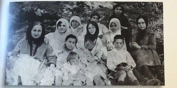 <p>Sadberk (en sağda başörtülü), yanında kucağında bir bebek tutan Melahat ve ablası Adile (ortada, siyah başörtülü) arkadaşlarıyla piknikte. İstanbul 1920'lerin ortaları.</p>

<p> </p>
