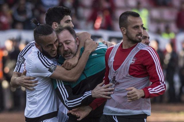 <p>Sergen: O topta ön direğe koşu yapmak saçma.</p>
<p>Ersin Düzen: Ya ön direkte topla buluşursa?</p>
<p>Sergen: Ne yapacak topla buluşup, yemeği mi çıkacak?</p>