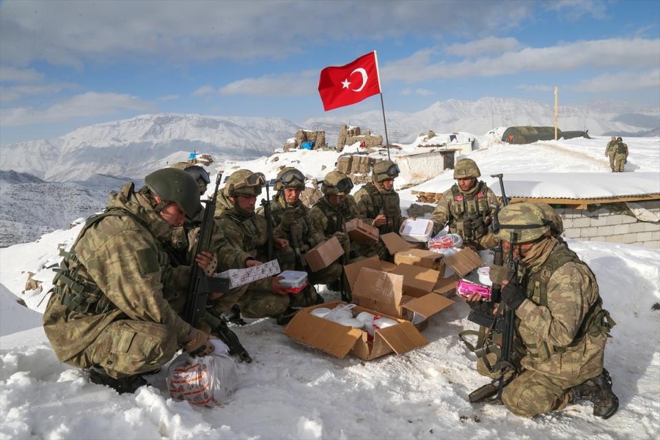 <p>Bursa'da ortaokul öğrencilerinin, terörle mücadele yürüten güvenlik güçlerine moral olması için hazırladığı yiyecekler ve kaleme aldıkları sevgi dolu mektup ve şiirler, terör örgütü PKK'ya yönelik operasyonların yoğun şekilde devam ettiği Çukurca'nın Güven Dağı'ndaki askeri üs bölgesinde vatani görevini yapan askerlere ulaştırıldı. </p>