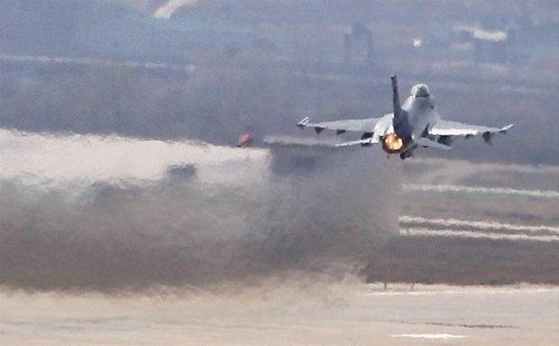 <p><strong>8 Ekim 1996, Ege Denizi</strong><br />
<br />
Balıkesir Üssü'nden havalanan Türk F-16'lara önleme yapan Yunan Mirage-2000 uçağından biri güdümlü füze fırlattı. Uçaktaki pilotlardan Yüzbaşı Nail Erdoğan şehit oldu. Diğer pilot Yarbay Osman Çiçekli kurtuldu. Nail Erdoğan'ın naaşı hiç bulunamadı.</p>
<p> </p>
<p> </p>