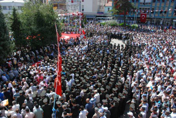 <p>Öğle namazına müteakiben şehidin cenazesi hükümet konağı önündeki tören alanında kılındı. Şehidin öz geçmişinin okunmasının ardından cenaze namazının İl Müftü Yardımcısı Selahattin Şanver kıldırdı. </p>